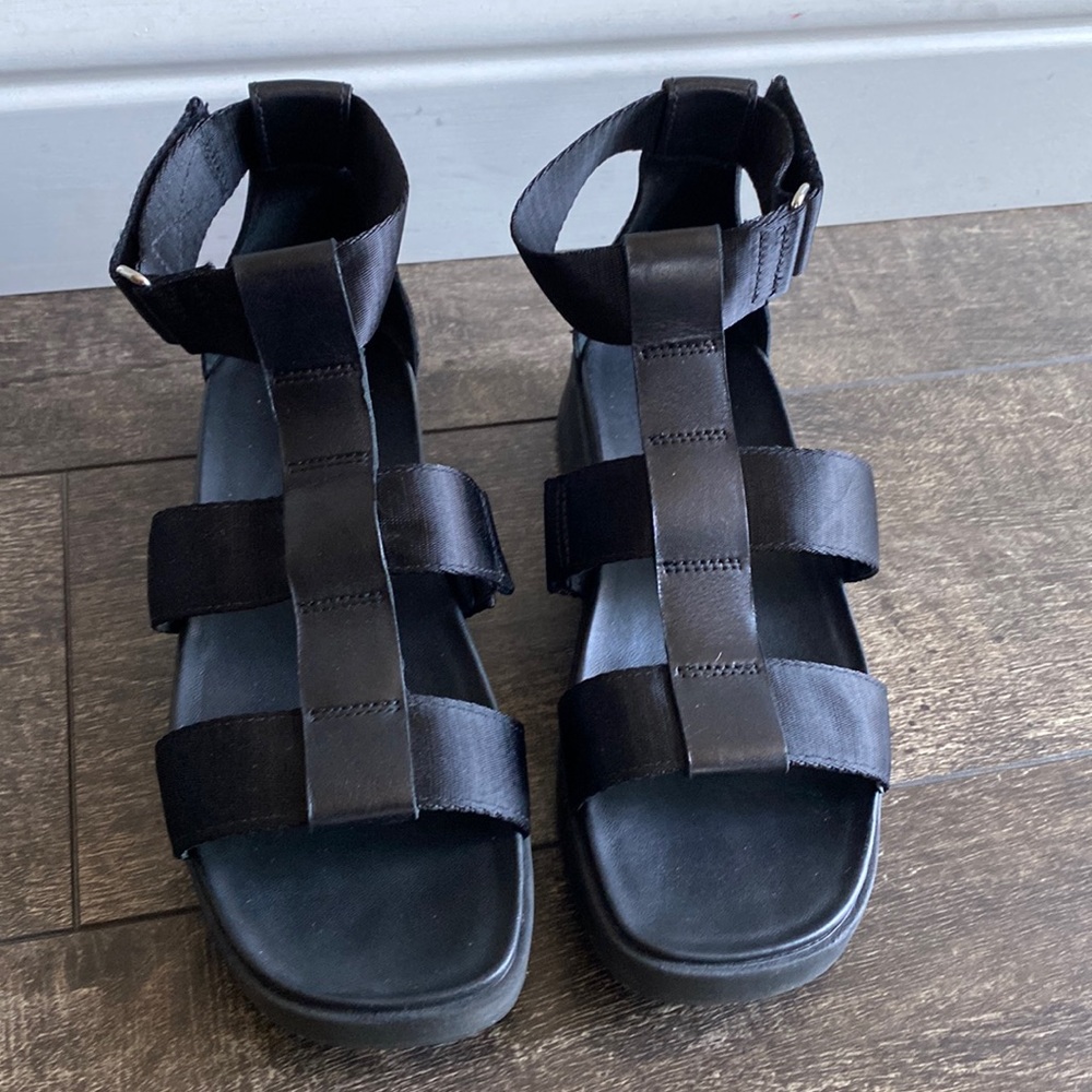 UGG Eeba Black Sandal Size 6